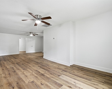 915 W Lewis Street - Photo Thumbnail 22