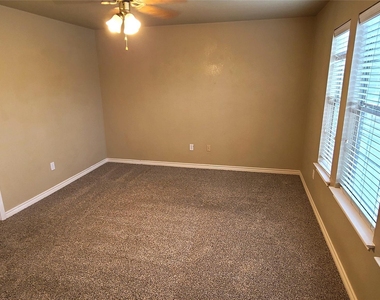 112 Sendero Drive - Photo Thumbnail 10