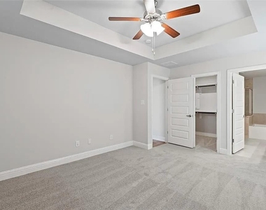 2708 Golden Palms Lane - Photo Thumbnail 12