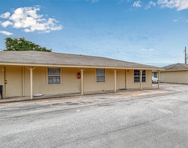 8430 Roundrock Drive - Photo Thumbnail 8