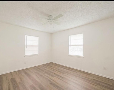 8430 Roundrock Drive - Photo Thumbnail 11