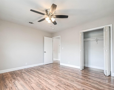 8430 Roundrock Drive - Photo Thumbnail 7