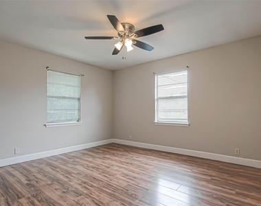 8430 Roundrock Drive - Photo Thumbnail 16
