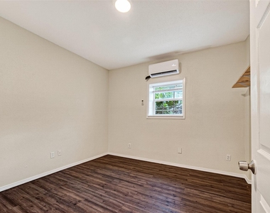 7738 Park Place Boulevard - Photo Thumbnail 8