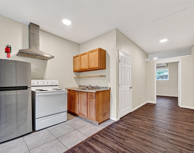 7738 Park Place Boulevard - Photo Thumbnail 4