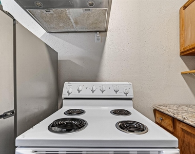 7738 Park Place Boulevard - Photo Thumbnail 6