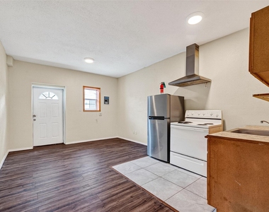 7738 Park Place Boulevard - Photo Thumbnail 3