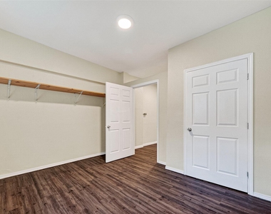 7738 Park Place Boulevard - Photo Thumbnail 9