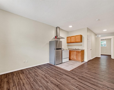 7738 Park Place Boulevard - Photo Thumbnail 2