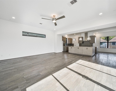 815 W 17th Street - Photo Thumbnail 17