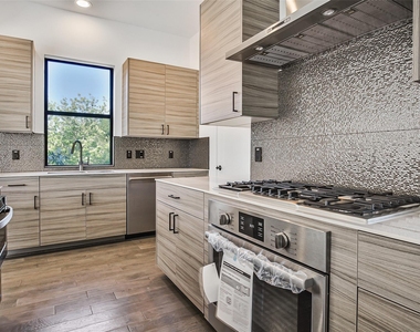 815 W 17th Street - Photo Thumbnail 12