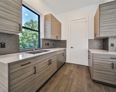 815 W 17th Street - Photo Thumbnail 14