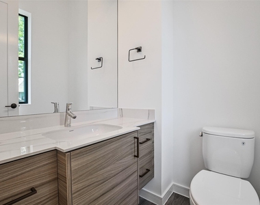 815 W 17th Street - Photo Thumbnail 20