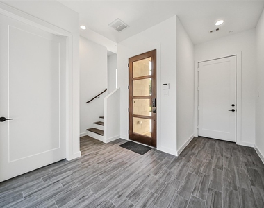 815 W 17th Street - Photo Thumbnail 1