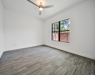 815 W 17th Street - Photo Thumbnail 3