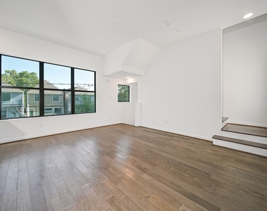 815 W 17th Street - Photo Thumbnail 8