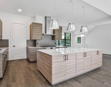 815 W 17th Street - Photo Thumbnail 10