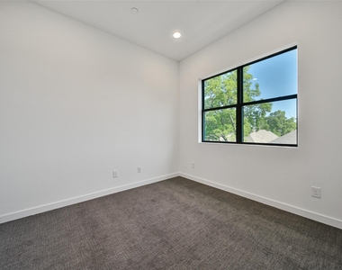 815 W 17th Street - Photo Thumbnail 22