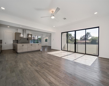 815 W 17th Street - Photo Thumbnail 16