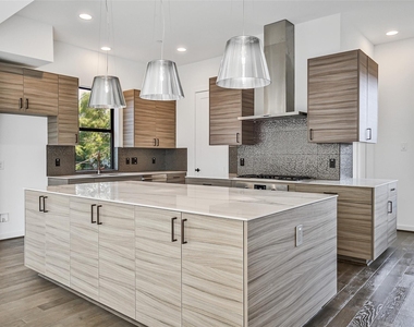815 W 17th Street - Photo Thumbnail 9