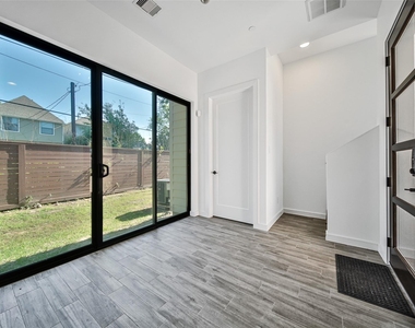 815 W 17th Street - Photo Thumbnail 6