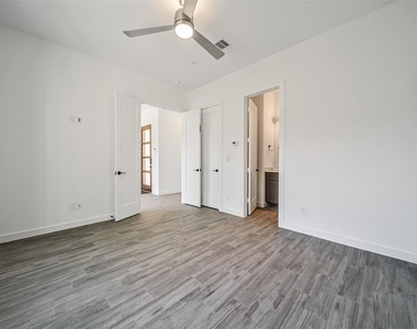 815 W 17th Street - Photo Thumbnail 4