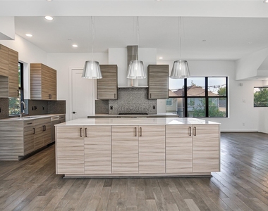 815 W 17th Street - Photo Thumbnail 11
