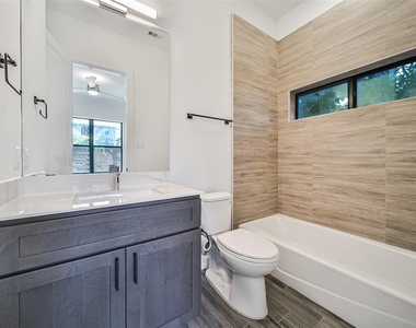 815 W 17th Street - Photo Thumbnail 5