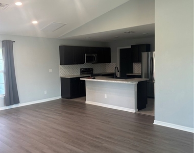1143 Nw 4th Place - Photo Thumbnail 4