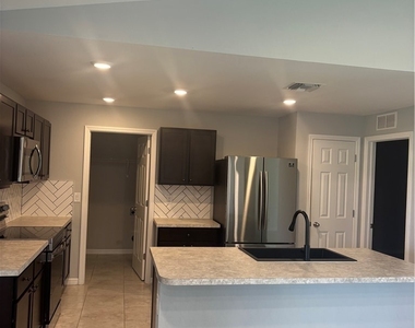 1143 Nw 4th Place - Photo Thumbnail 5
