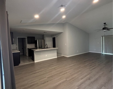 1143 Nw 4th Place - Photo Thumbnail 3