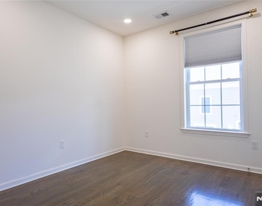 165 Roosevelt - Photo Thumbnail 20