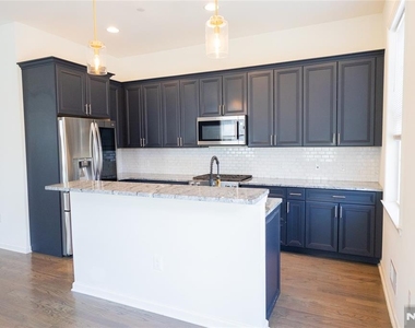 165 Roosevelt - Photo Thumbnail 8