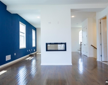165 Roosevelt - Photo Thumbnail 12
