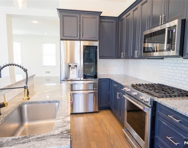 165 Roosevelt - Photo Thumbnail 10