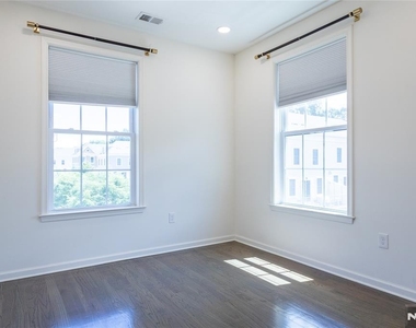 165 Roosevelt - Photo Thumbnail 21