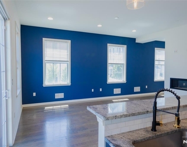 165 Roosevelt - Photo Thumbnail 11
