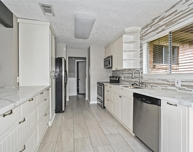 7310 Kite Hill Drive - Photo Thumbnail 9