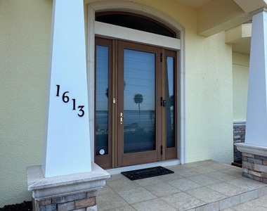 1613 N Indian River Drive - Photo Thumbnail 6
