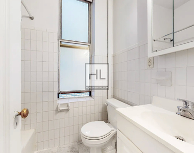 E 81st St - Photo Thumbnail 3