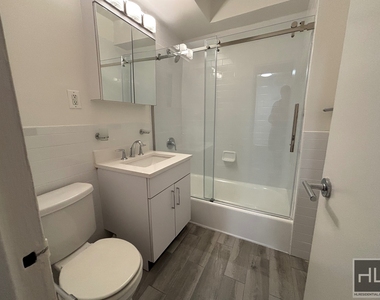 East 57 Street - Photo Thumbnail 4