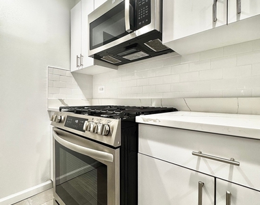 East 57 Street - Photo Thumbnail 3