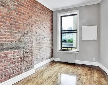 W 52nd - Photo Thumbnail 3