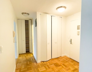 East 49 Street - Photo Thumbnail 4