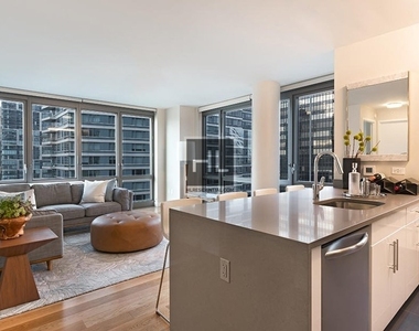 West 57th Street - Photo Thumbnail 4