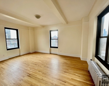 Second Avenue - Photo Thumbnail 1