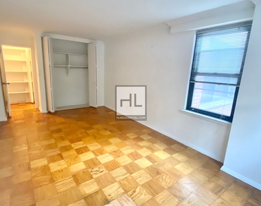 E 82 St - Photo Thumbnail 2