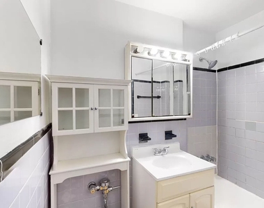 East 58 Street - Photo Thumbnail 3
