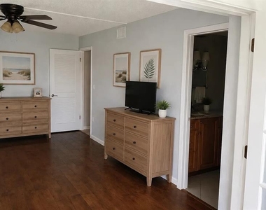 4575 Cove Circle - Photo Thumbnail 8
