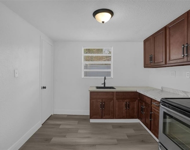1460 Marvin C Zanders Avenue - Photo Thumbnail 12